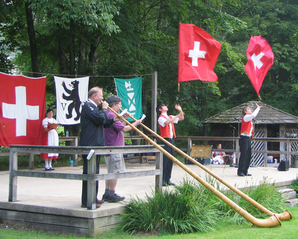 Alp_horns_and_flag_throwing_standard