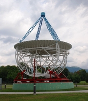 Green_banks_-_grote_reber_radio_telescope_medium